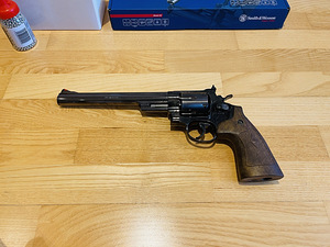 UUS UMAREX SMITH & WESSON M29 8 3/8" 4,5mm CO2 revolver kit (2 foto / 10)