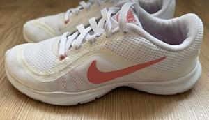 Кроссовки Nike (1 фото из 4)
