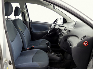 Toyota Yaris Linea Sol Facelift A-C 1.5 78kW (6 foto / 8)