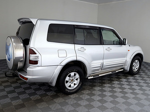 Mitsubishi Pajero Luxury ATM 3.2 DI-D 121kW (3 foto / 8)