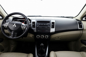 Mitsubishi Outlander Luxury 2.0 DI-D 103kW (5 foto / 9)