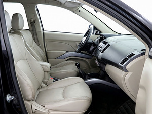 Mitsubishi Outlander Luxury 2.0 DI-D 103kW (6 foto / 9)