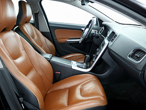 Volvo V60 Summum AWD 4x4 ATM 2.4 D5 151kW (6 foto / 8)