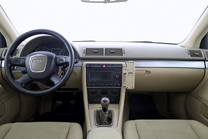Audi A4 Comfortline 2.0 TDI 103kW (5 foto / 7)