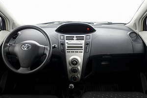 Toyota Yaris Linea Sol A-C 1.3 64kW (5 foto / 8)