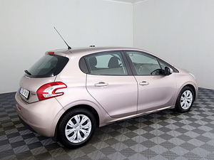 Peugeot 208 Elegance 1.2 60kW (3 foto / 8)