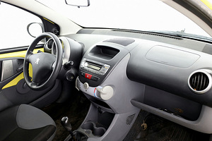 Peugeot 107 Elegance 1.0 50kW (5 foto / 7)