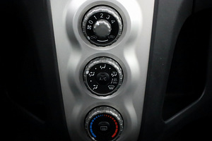 Toyota Yaris Linea Sol A-C 1.3 64kW (8 фото из 8)