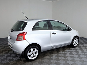 Toyota Yaris Linea Sol A-C 1.3 64kW (3 фото из 8)