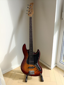 Basskitarr Sire Marcus MIller V3 (1 foto / 3)