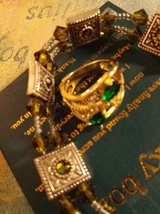 KORUSETTI JADEN VIHREÄT KRISTALLI LASIHELMILLÄ (1 valokuva sivusta 3)