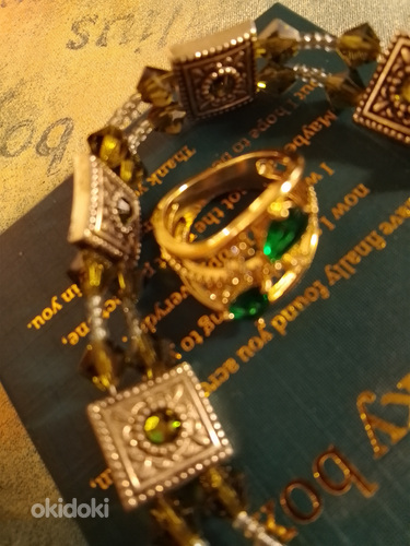 KORUSETTI JADEN VIHREÄT KRISTALLI LASIHELMILLÄ