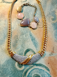 BISMARK KAULAKORU KRISTALLIALSIHELMILLÄ JA RANNEKORU (1 valokuva sivusta 2)