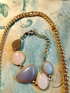 BISMARK KAULAKORU KRISTALLIALSIHELMILLÄ JA RANNEKORU (2 valokuva sivusta 2)