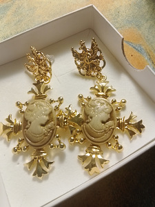 BEHEEMI CAMEE KORVAKORUT UUDET (1 valokuva sivusta 2)