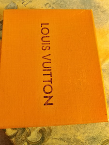 LOUIS VUITTON LOMPAKKO OMASSA LAATIKOSSA (1 valokuva sivusta 7)