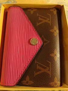 LOUIS VUITTON LOMPAKKO OMASSA LAATIKOSSA (4 valokuva sivusta 7)