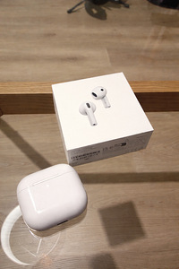 AirPods 4 (1 фото из 3)