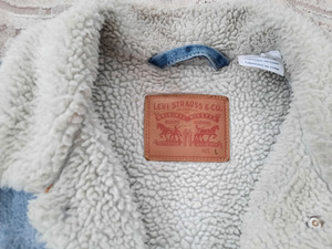 Джинсы levis (3 фото из 3)