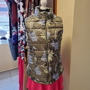 Ilus rohekas vest, suurused 40, 42, 46 (1 foto / 1)