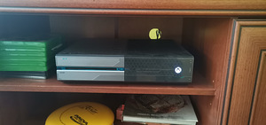 Xbox One 1TB, 2 pulti, mängud ja lisavidinad. (1 foto / 2)