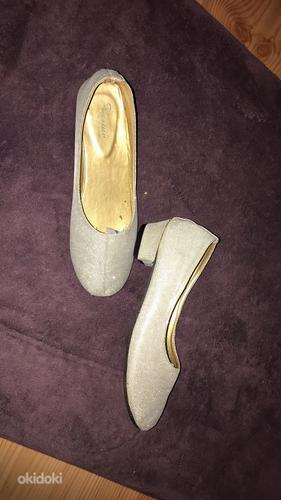 Туфли из серебряной парчи, стелька 22 см (фото #1)