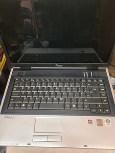 Fujitsu siemens laptor (2 foto / 2)