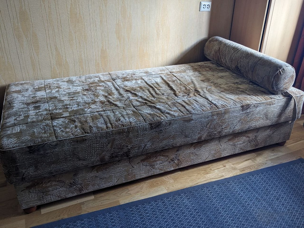 Diivanvoodi 90 * 200 sahtliga / kušett