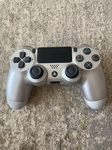 PlayStation 4 (4 foto / 4)