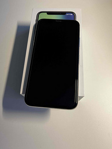 iPhone X 64 ГБ серебристый (1 фото из 5)