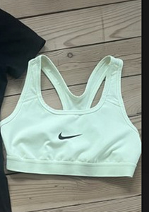 Nike trennitop 137-146 (1 foto / 1)