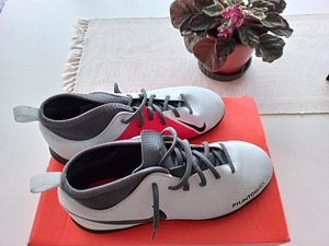 Детская обувь NIKE (1 фото из 2)