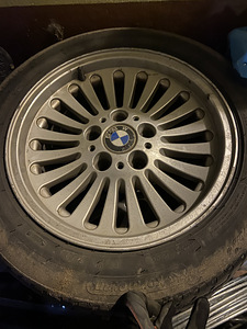 BMW E39 veljed kulunud suverehvidega (1 foto / 3)