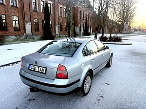 Volkswagen Passat 1.9 Автомат (2 фото из 15)