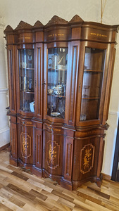 MÜUA ELEGANTNE KLASSIKALINE SERVANT / VITRIINKAPP (1 foto / 2)