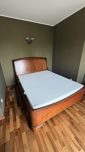 ПРОДАЕТСЯ РОСКОШНАЯ ДВУСПАЛЬНАЯ КРОВАТЬ С МАТРАСОМ It (1 фото из 2)