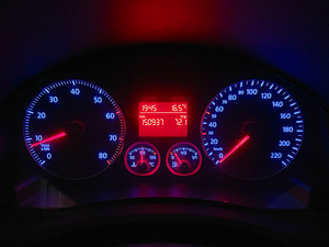 VOLKSWAGEN GOLF 5 / ÜV 04.2025 / AVARIIVABA (12 foto / 15)