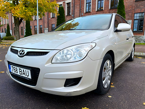 HYUNDAI i30 / 2 OMANIKKU / ÜV 10.2026 (1 foto / 15)
