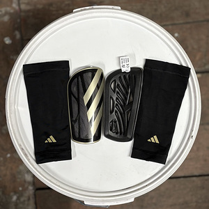 Adidas säärekaitsmed (2 foto / 4)