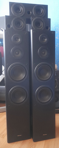 Комплект музыкальных колонок Pioneer.