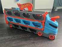 Hot Wheels truck with race