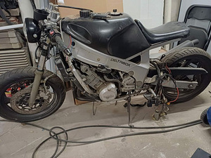 M/V Yamaha FZR600 (2 foto / 4)