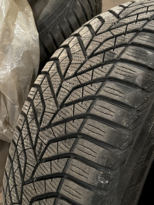Yokohama Bluearth Winter V905 102H 225/65R17 M+S (3 foto / 4)