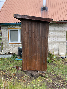 Деревянный туалет (2 фото из 6)