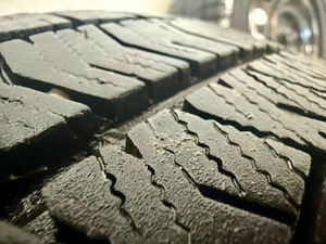Bridgestone Blizzak 205/55R16 M+S 6-7мм. (с дисками Toyota) (7 фото из 9)