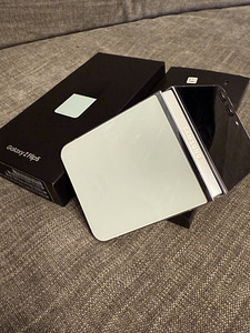 Samsung Galaxy Flip5 256GB (3 foto / 7)