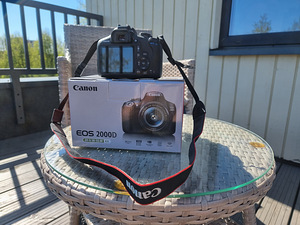 Canon EOS 2000D + 18-55mm III Kit , Garantiiga (1 foto / 3)