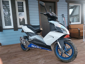 Aprilia SR50R Roller / Mopeed (3 foto / 8)