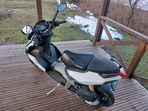 Aprilia SR50R Roller / Mopeed (4 foto / 8)