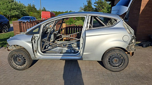 Rallikas Ford Fiesta puuriga kere